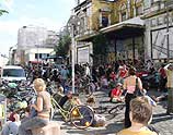 Demo am 17.07.04 - Kundgebung vor der Flora